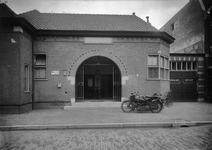 821593 Gezicht op de politiepost Gerard Doustraat 2 te Utrecht, met rechts het brandspuithuisje.